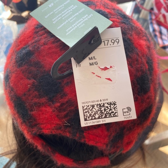 H&M black/red flannel cap - Picture 3 of 3
